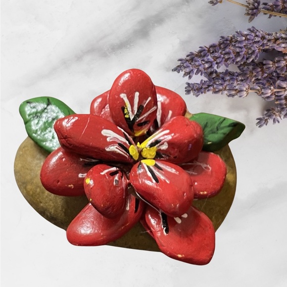 Hand crafted painted natural rock red flower green leaves 4x3 inches poinsettia - Picture 4 of 12